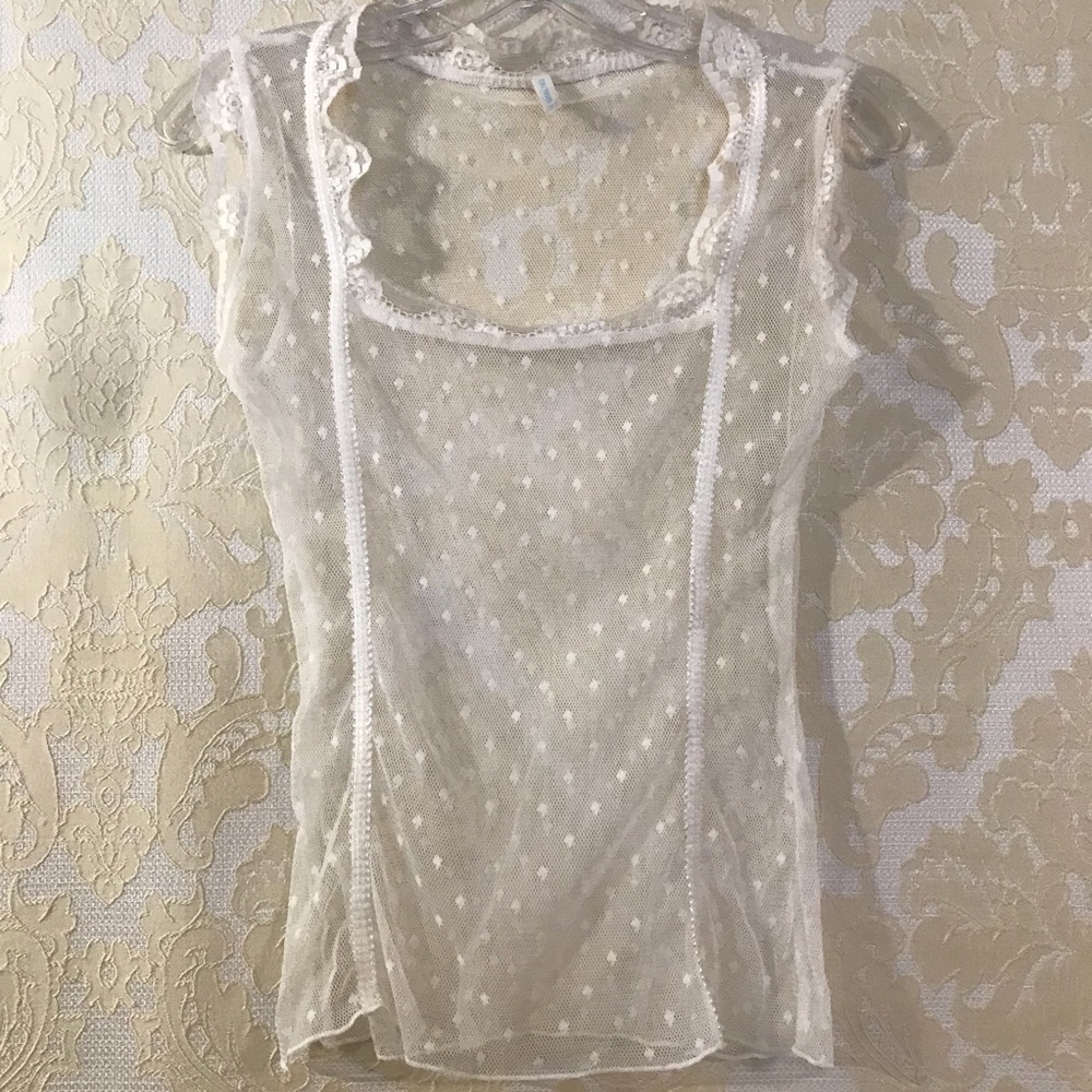 Beautiful lace top - Picture 2 of 5